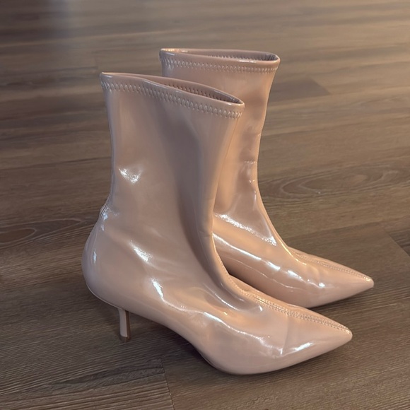 New Stuart Weitzman 75 nude patent leather stretch booties